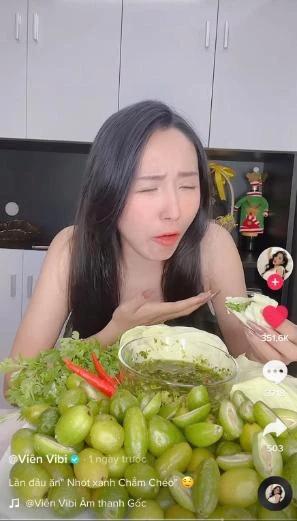 Tiktoker review nhót xanh cuộn bắp cải chấm chẩm chéo, cái kết cay đắng-1