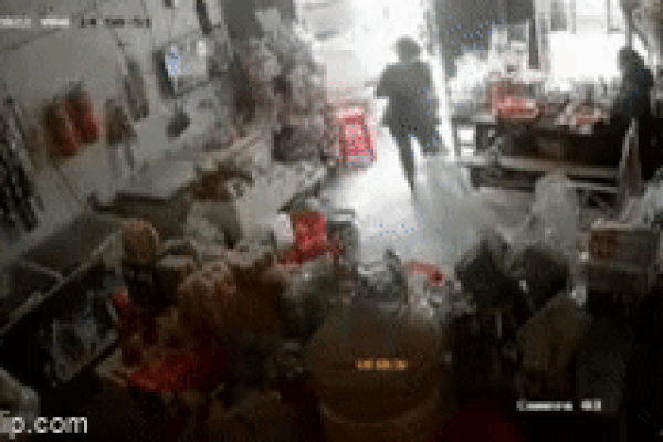 Clip: Hai mẹ con bị xe ô tô nuốt trọn dù ở trong cửa hàng tạp hóa-1