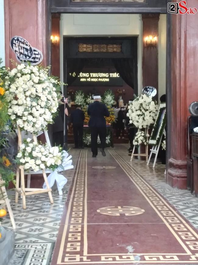 Khả Ngân khóc nghẹn, Isaac thất thần ôm di ảnh Vũ Ngọc Phượng-1