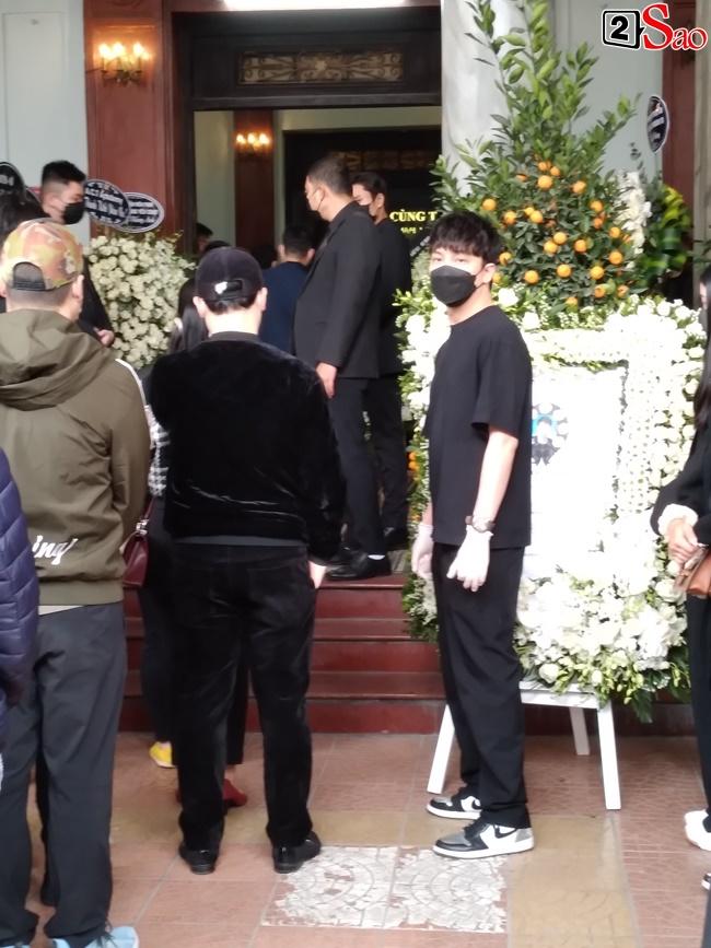 Khả Ngân khóc nghẹn, Isaac thất thần ôm di ảnh Vũ Ngọc Phượng-8