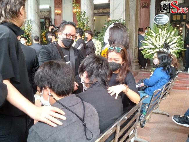 Khả Ngân khóc nghẹn, Isaac thất thần ôm di ảnh Vũ Ngọc Phượng-10