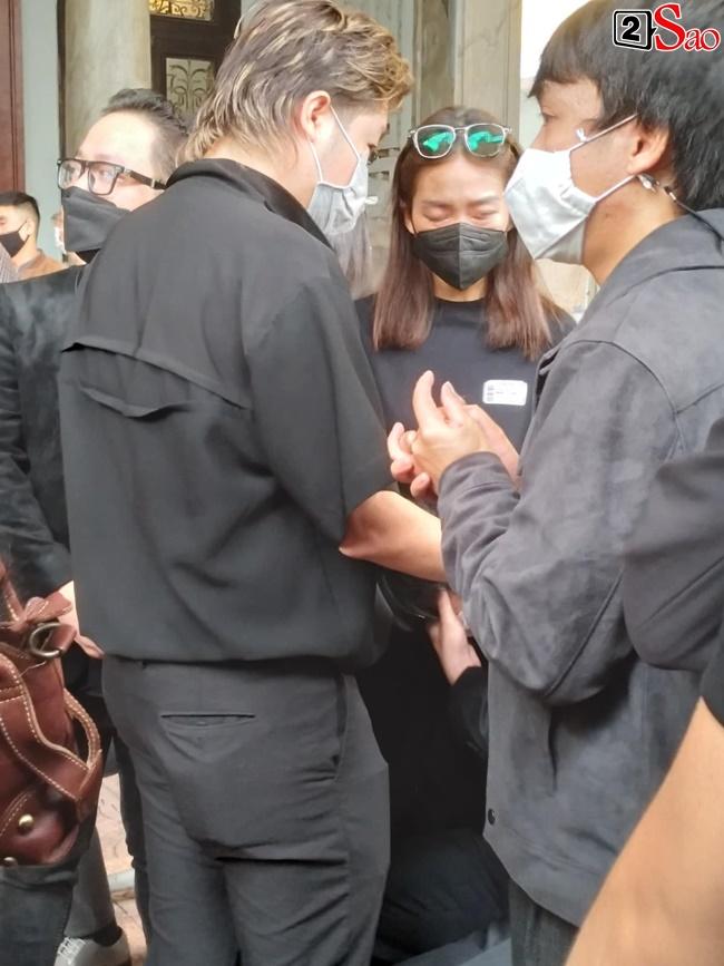 Khả Ngân khóc nghẹn, Isaac thất thần ôm di ảnh Vũ Ngọc Phượng-11