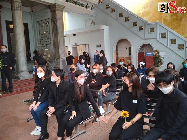 Khả Ngân khóc nghẹn, Isaac thất thần ôm di ảnh Vũ Ngọc Phượng-22