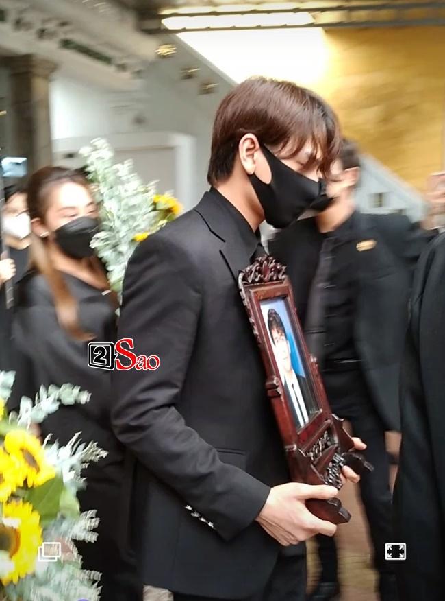Khả Ngân khóc nghẹn, Isaac thất thần ôm di ảnh Vũ Ngọc Phượng-23