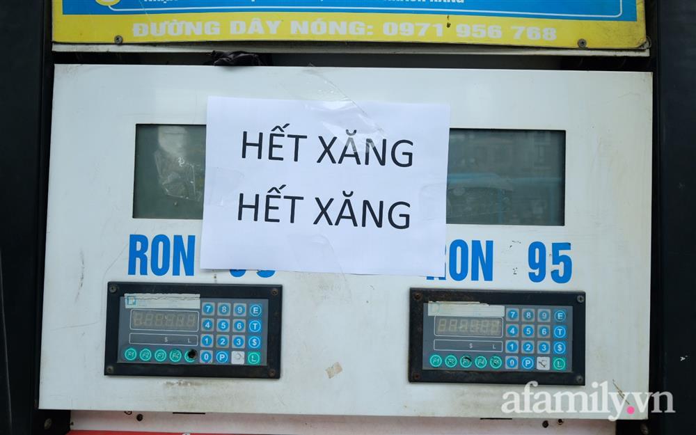 Nhiều cây xăng ở Hà Nội treo biển hết xăng trước giờ điều chỉnh giá-1