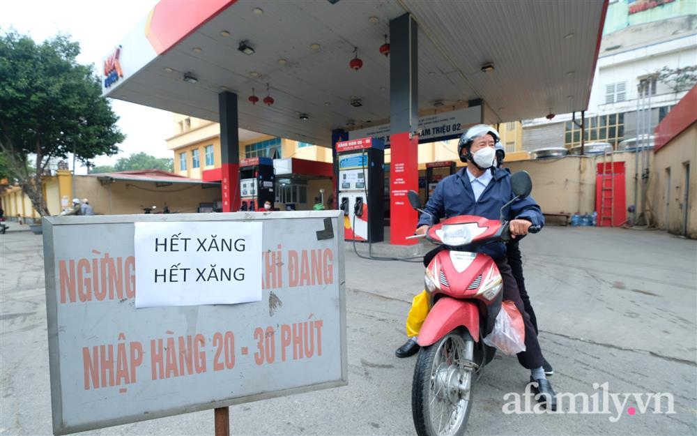 Nhiều cây xăng ở Hà Nội treo biển hết xăng trước giờ điều chỉnh giá-2