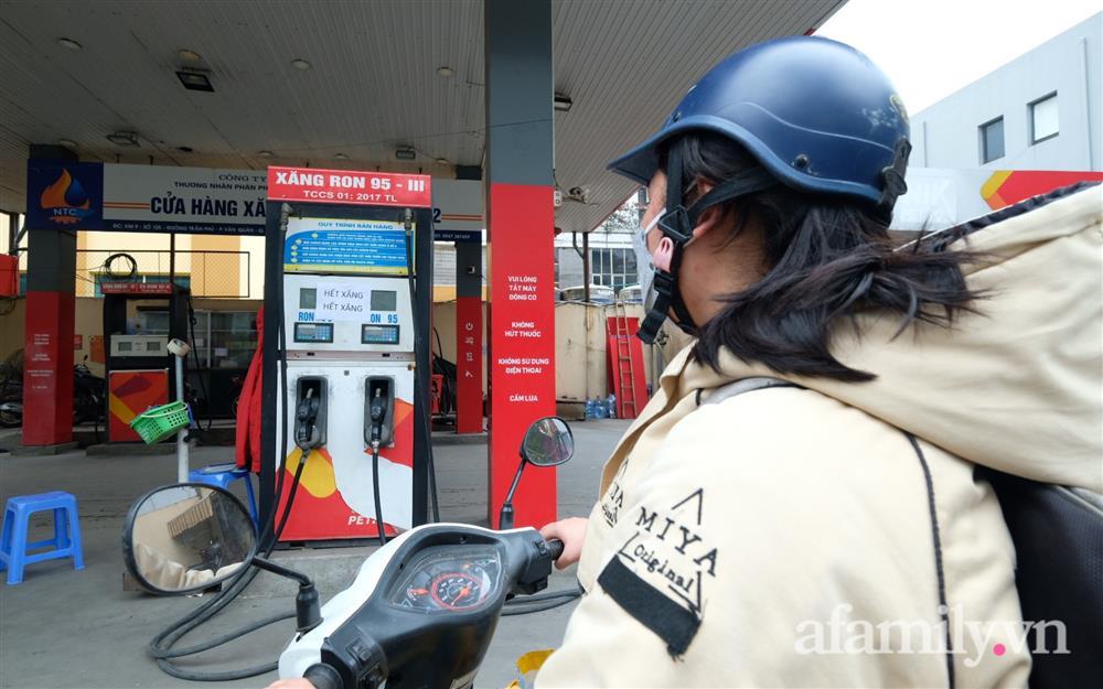 Nhiều cây xăng ở Hà Nội treo biển hết xăng trước giờ điều chỉnh giá-3