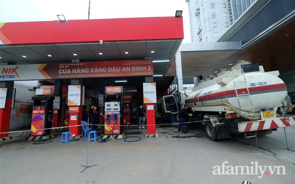 Nhiều cây xăng ở Hà Nội treo biển hết xăng trước giờ điều chỉnh giá-4