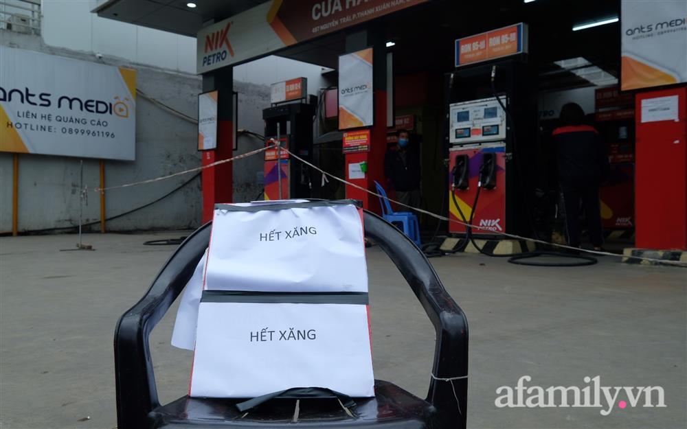 Nhiều cây xăng ở Hà Nội treo biển hết xăng trước giờ điều chỉnh giá-5