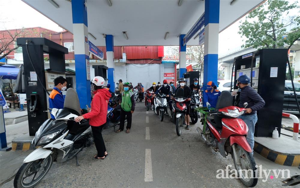 Nhiều cây xăng ở Hà Nội treo biển hết xăng trước giờ điều chỉnh giá-7