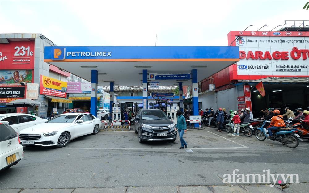 Nhiều cây xăng ở Hà Nội treo biển hết xăng trước giờ điều chỉnh giá-8