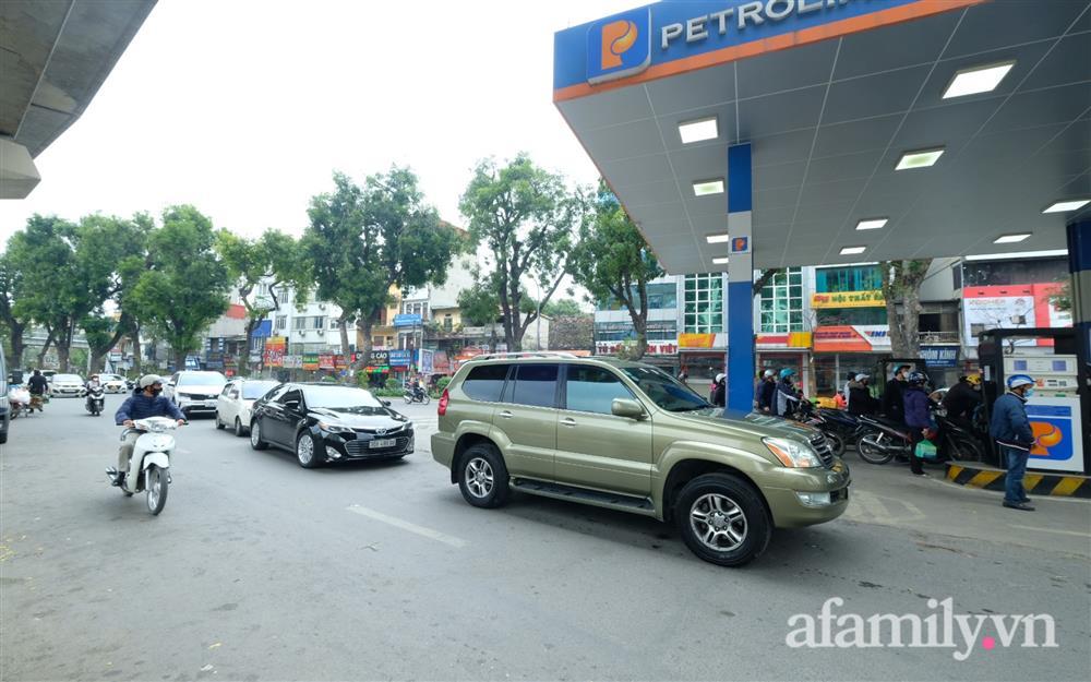 Nhiều cây xăng ở Hà Nội treo biển hết xăng trước giờ điều chỉnh giá-9