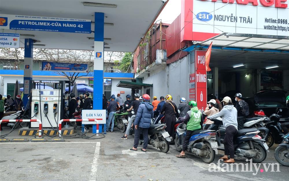 Nhiều cây xăng ở Hà Nội treo biển hết xăng trước giờ điều chỉnh giá-6