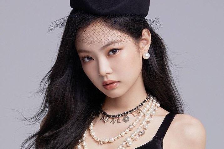 Jennie là một trong những nữ idol cực kỳ nổi tiếng với hình tượng lạnh lùng, “khó gần”. Trong mỗi lần xuất hiện trước công chúng, Jennie luôn khiến khán giả cảm thấy có chút “xa cách” khi toát ra khí chất lạnh như băng.