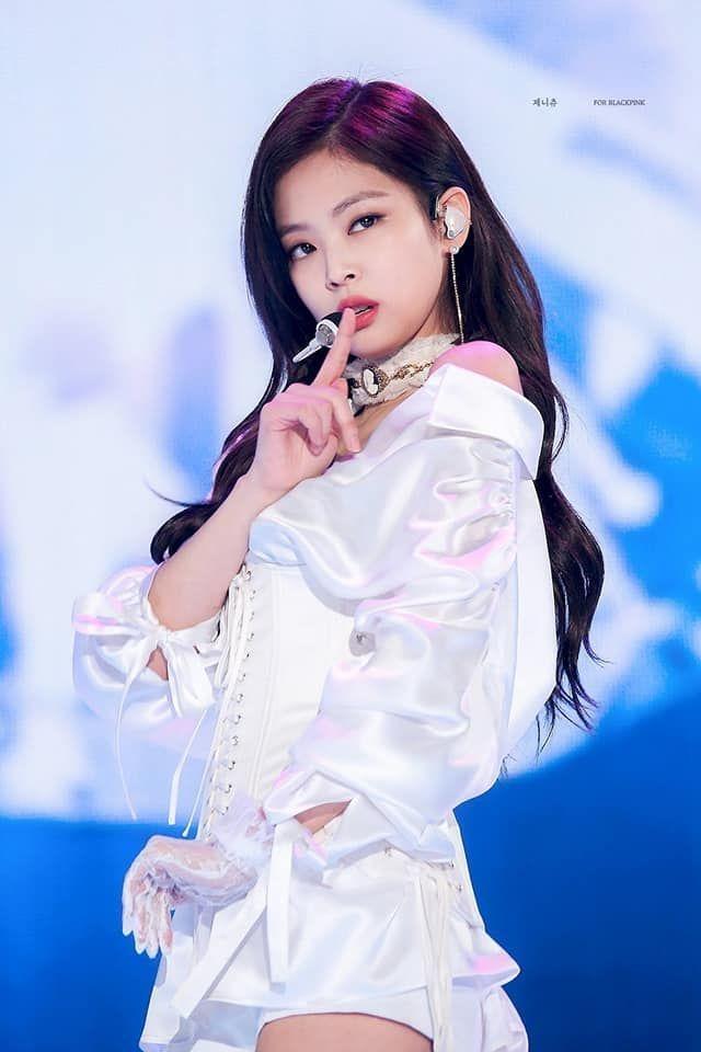 Có lẽ, Jennie là một idol hiếm hoi phù hợp cả hai hình tượng cả dễ thương lẫn lạnh lùng băng giá.