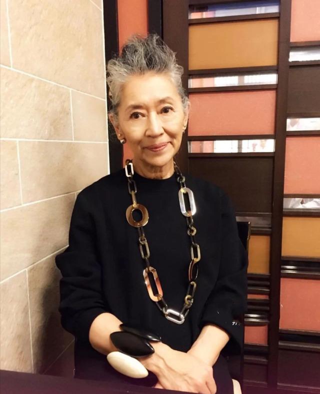Cụ bà 70 tuổi mặc cực chất chứng minh thời trang không phân biệt tuổi tác-12
