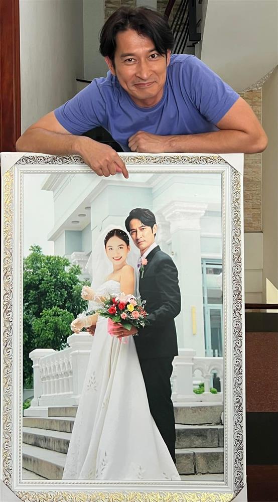 Huy Khánh và bà xã đã trở thành một cặp đôi đẹp trong showbiz Việt. Hãy xem hình ảnh hai người trong ngày cưới và cảm nhận sự tình tứ và lãng mạn của họ.