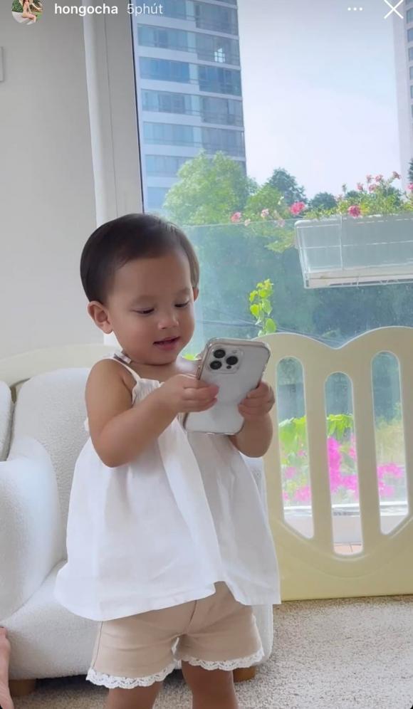 Con gái Hà Hồ cầm máy 30 triệu của mẹ tự sướng như người lớn-1