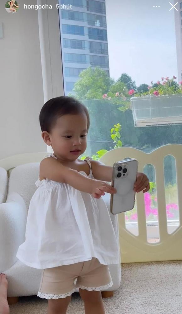 Con gái Hà Hồ cầm máy 30 triệu của mẹ tự sướng như người lớn-4