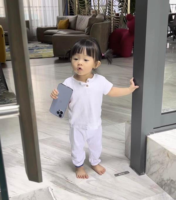 Con gái Hà Hồ cầm máy 30 triệu của mẹ tự sướng như người lớn-8