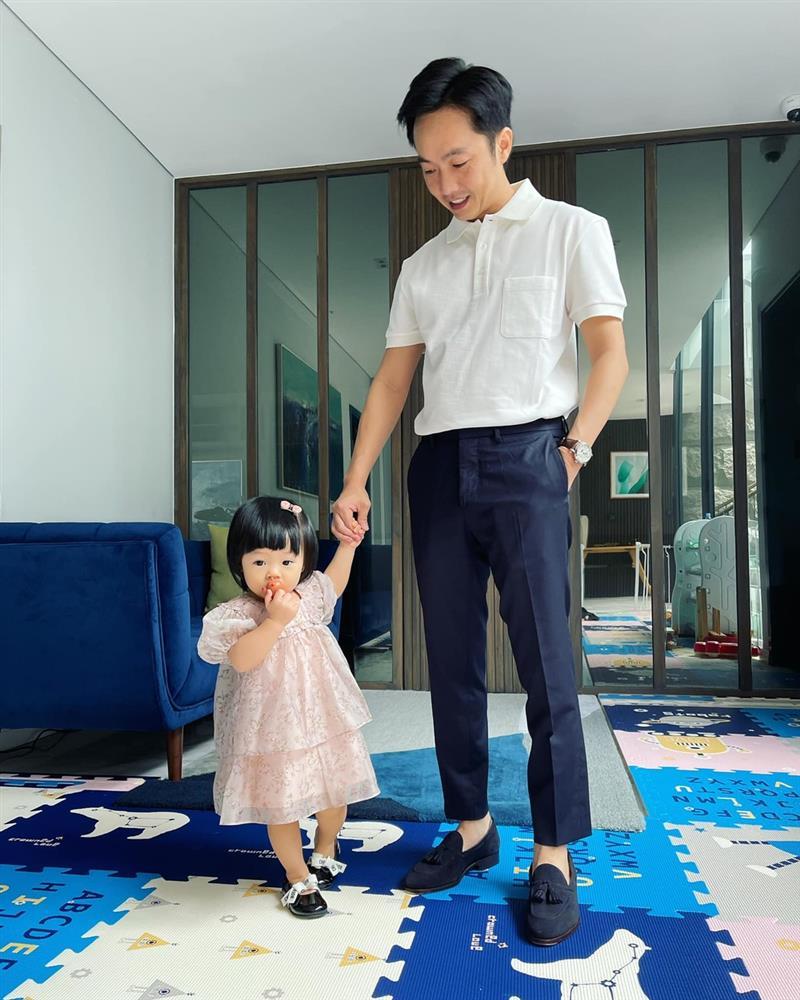 Con gái Hà Hồ cầm máy 30 triệu của mẹ tự sướng như người lớn-6