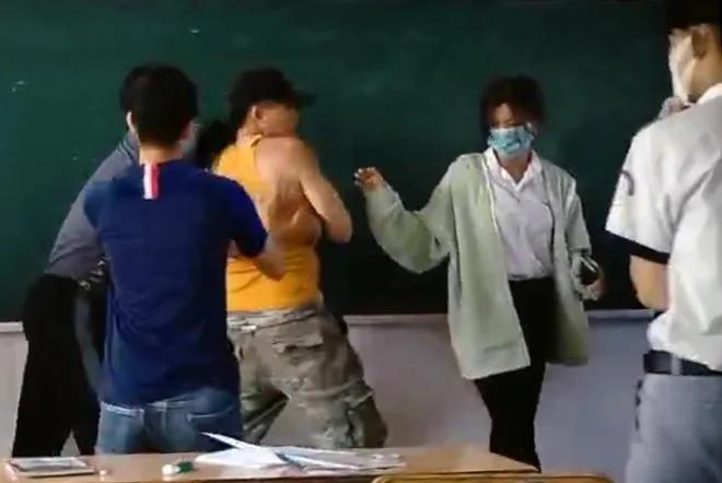 Công an vào cuộc vụ phụ huynh xông vào lớp đánh nam sinh lớp 10-1