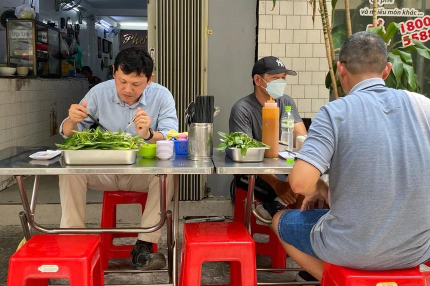 Xăng tăng giá, dân văn phòng đạp xe, mang cơm trưa đi làm-2