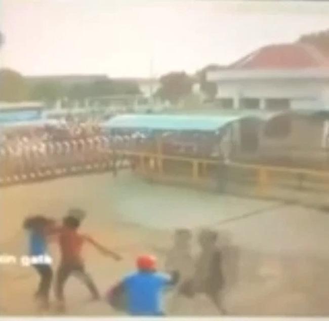 Clip: Nữ công nhân bị đánh túi bụi trước khi đâm 3 người thương vong-1