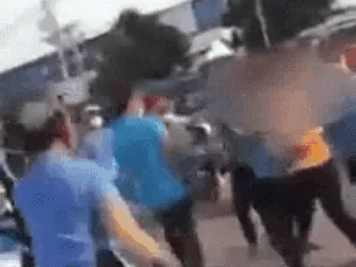 Clip: Nữ công nhân bị đánh túi bụi trước khi đâm 3 người thương vong-2