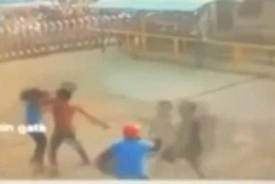 Clip: Nữ công nhân bị đánh túi bụi trước khi đâm 3 người thương vong