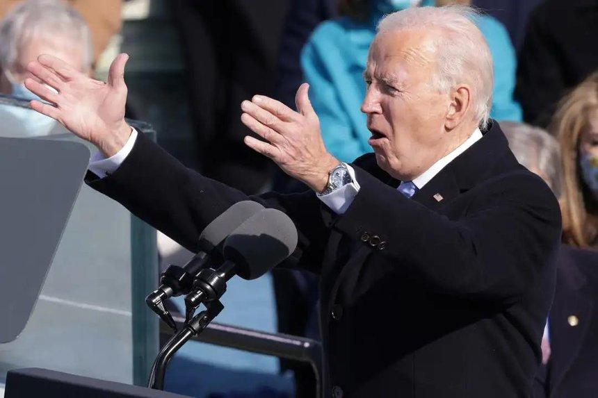 Bộ sưu tập của ông Biden có đa dạng thiết kế từ đồng hồ thạch anh, thông minh đến đồ xa xỉ của Thụy Sĩ. Hodinkee cho biết đây không phải toàn bộ những chiếc đồng hồ mà Tổng thống Joe Biden đã đeo trong cuộc đời. Song chúng là những mẫu hiện tại mà ông Biden diện, với tư cách là tổng thống thứ 46 của Mỹ.