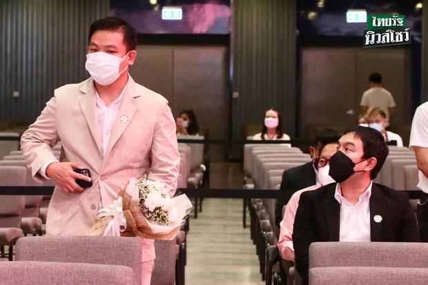 2 thùng tiền gây phẫn nộ trong tang lễ Tangmo Chiếc Lá Cuốn Bay-8