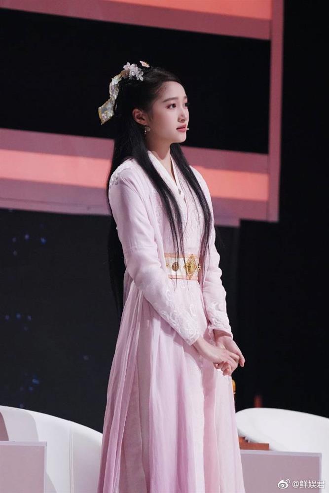 Quan Hiểu Đồng cosplay Tưởng Cần Cần, đẹp nhưng vẫn kém xa-7