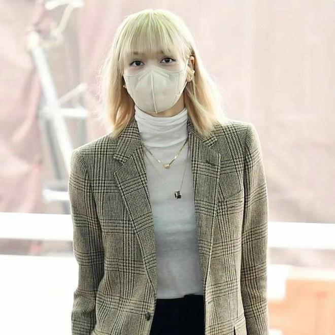 Lisa BLACKPINK âm điểm vì mái tóc vàng khè, xơ xác như rơm-1