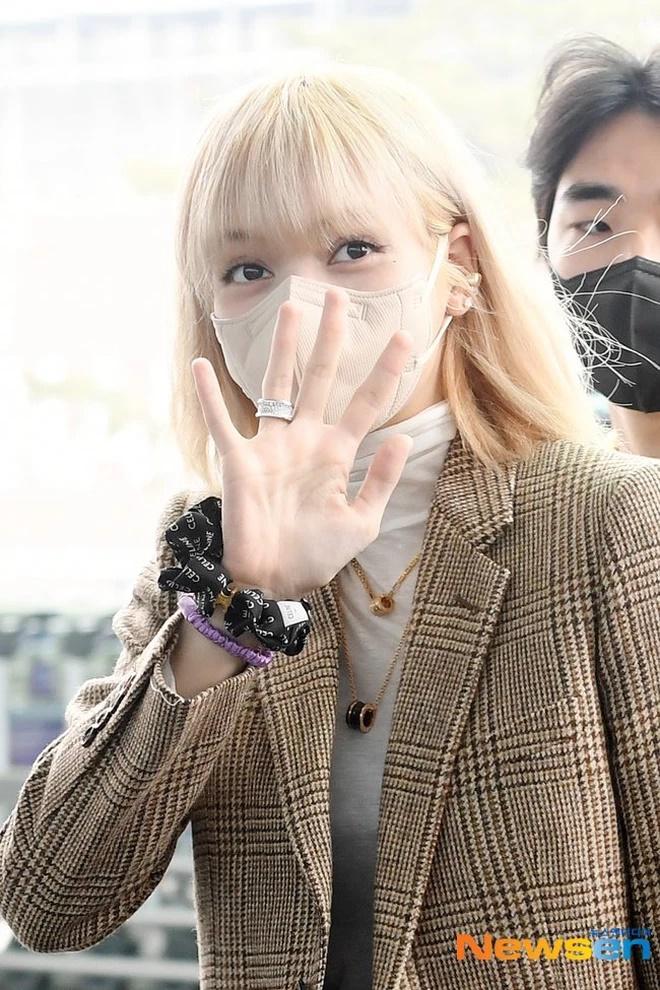 Lisa BLACKPINK âm điểm vì mái tóc vàng khè, xơ xác như rơm-2