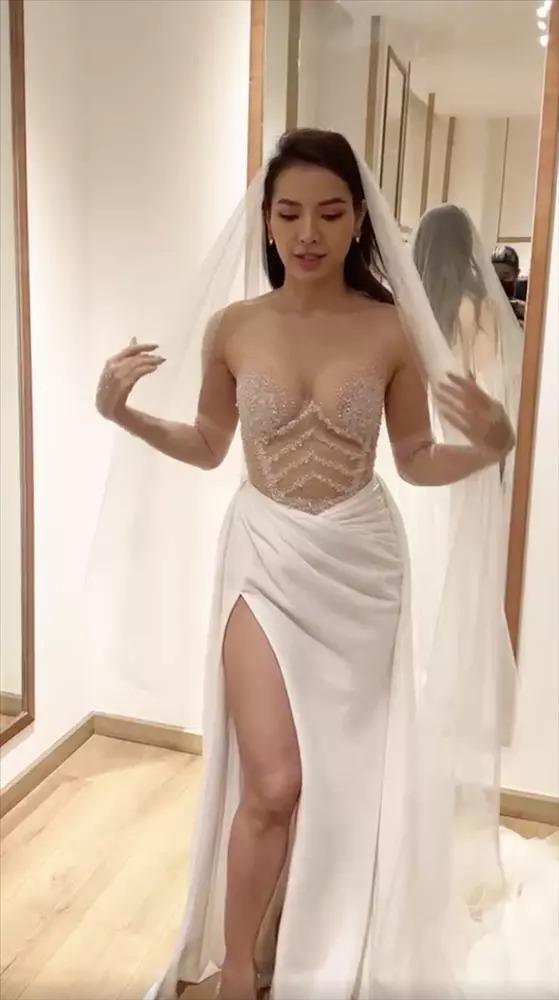 Phuong Trinh Jolie shows her rough thighs, short legs, and big belly when taking wedding photos-9