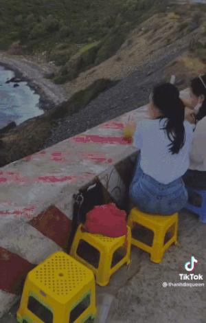 Clip: Giới trẻ đổ xô đi ăn đồ viên chiên view biển, vừa đẹp vừa rẻ-2