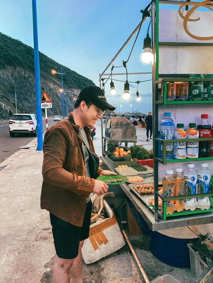 Clip: Giới trẻ đổ xô đi ăn đồ viên chiên view biển, vừa đẹp vừa rẻ-4