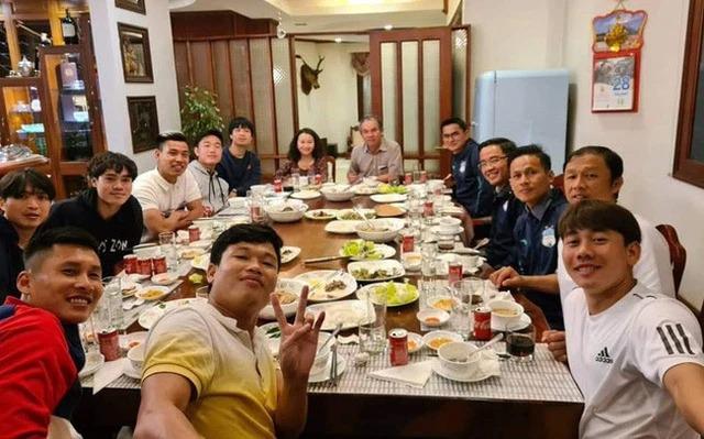 Câu thách đố ai tìm được ảnh vợ tôi và nóc nhà bí ẩn của bầu Đức-1