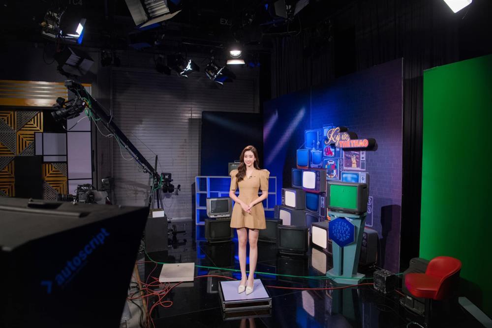 Xả vai hoa hậu, Đỗ Mỹ Linh lên đồ công sở sẽ thế nào?-4