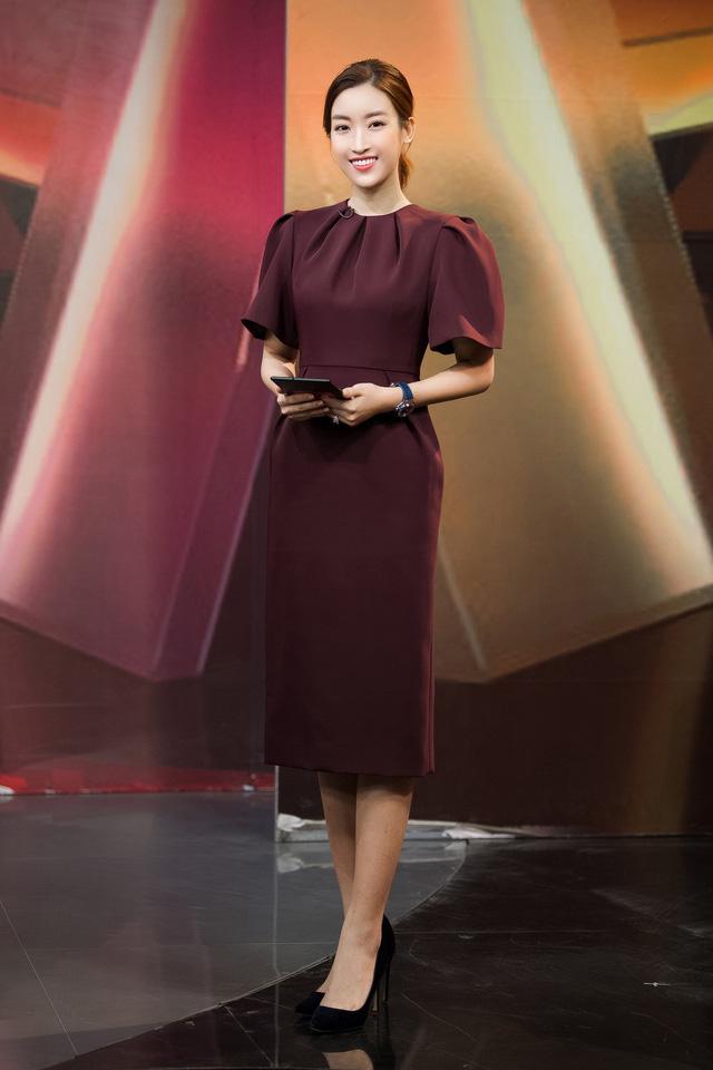 Xả vai hoa hậu, Đỗ Mỹ Linh lên đồ công sở sẽ thế nào?-8