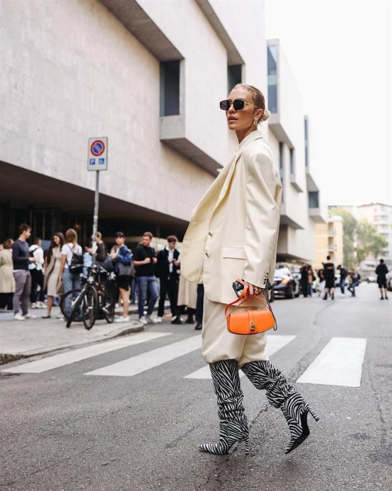 Krystal rất chăm mặc suit nhưng lần nào cũng mất điểm vì già đanh-7