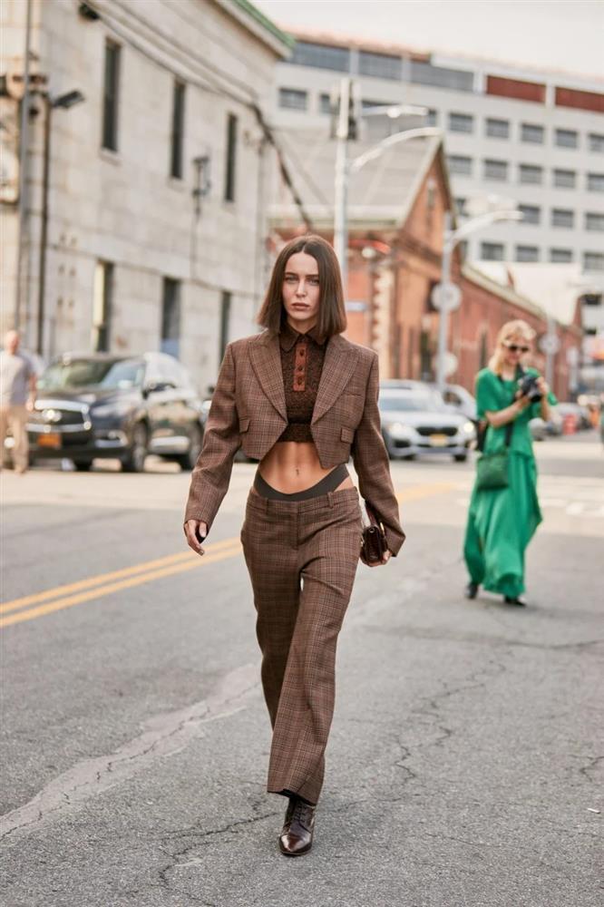 Krystal rất chăm mặc suit nhưng lần nào cũng mất điểm vì già đanh-9