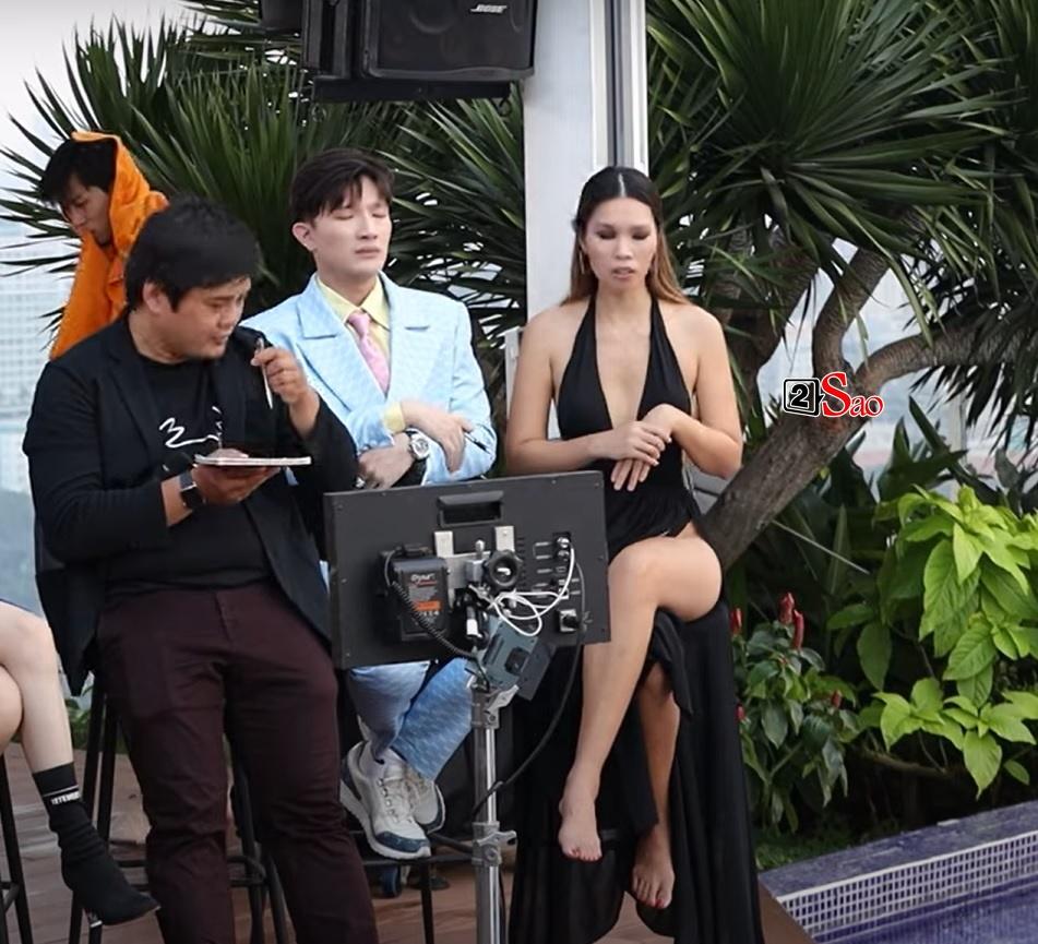 Hà Anh ngồi kém duyên, máy quay chiếu tướng chỗ hiểm-2