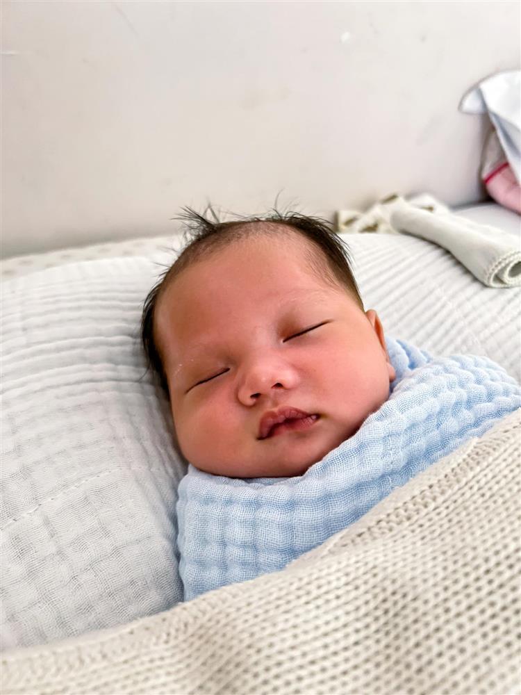 Xôn xao ảnh ca sĩ Quang Vinh bên con trai sơ sinh-2