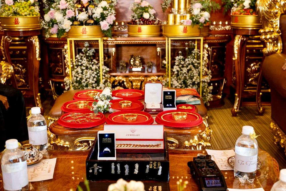 Danh tính chú rể trong đám cưới dát vàng, gia đình cực bề thế-2