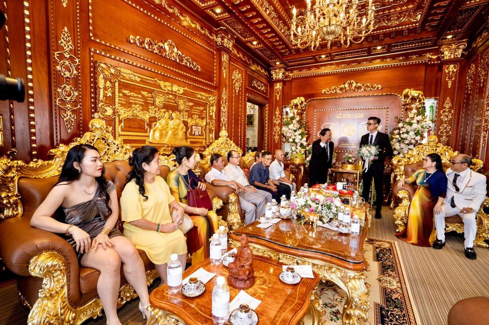Danh tính chú rể trong đám cưới dát vàng, gia đình cực bề thế-3