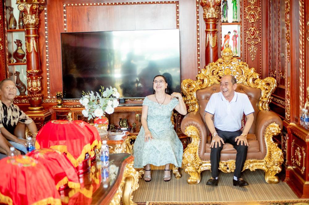 Danh tính chú rể trong đám cưới dát vàng, gia đình cực bề thế-4