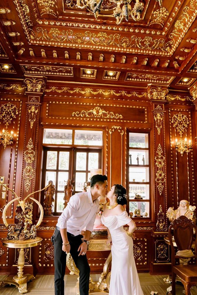 Danh tính chú rể trong đám cưới dát vàng, gia đình cực bề thế-7