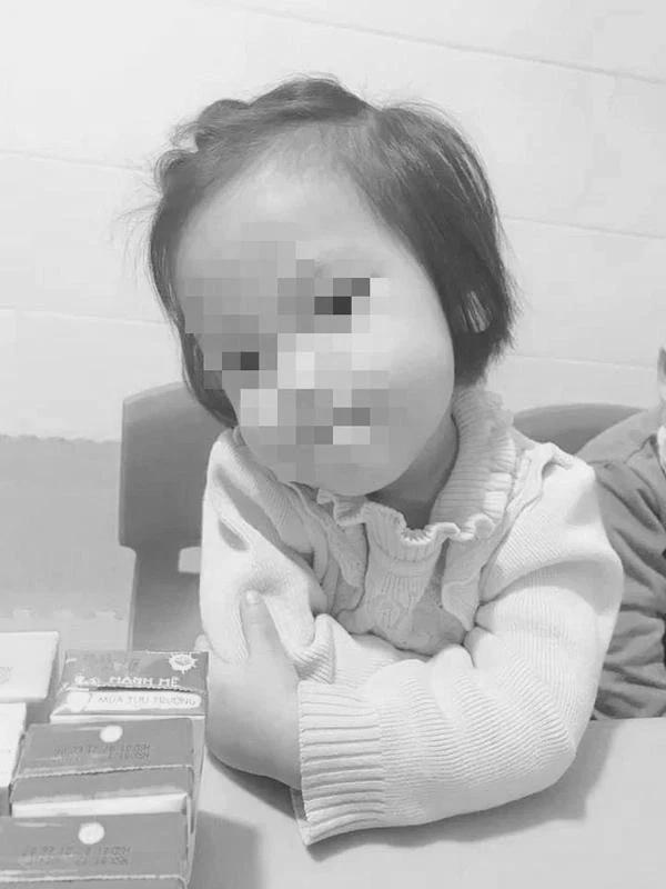 Bé gái 3 tuổi bị tình nhân của mẹ đóng 9 đinh vào đầu qua đời-1